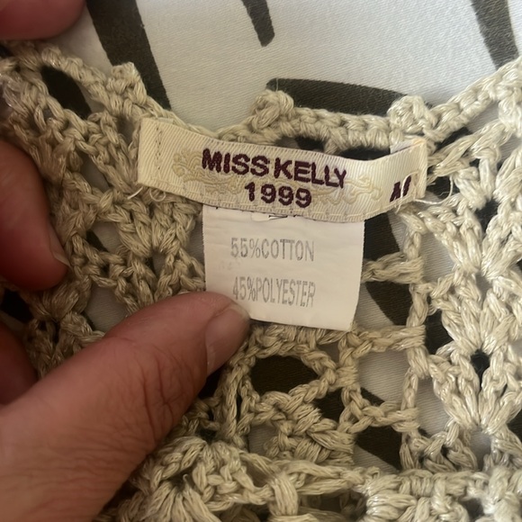 Miss Kelly
Sunburst top knitted 
Cream color 
Size M
Gently used
#324A - Picture 7 of 8